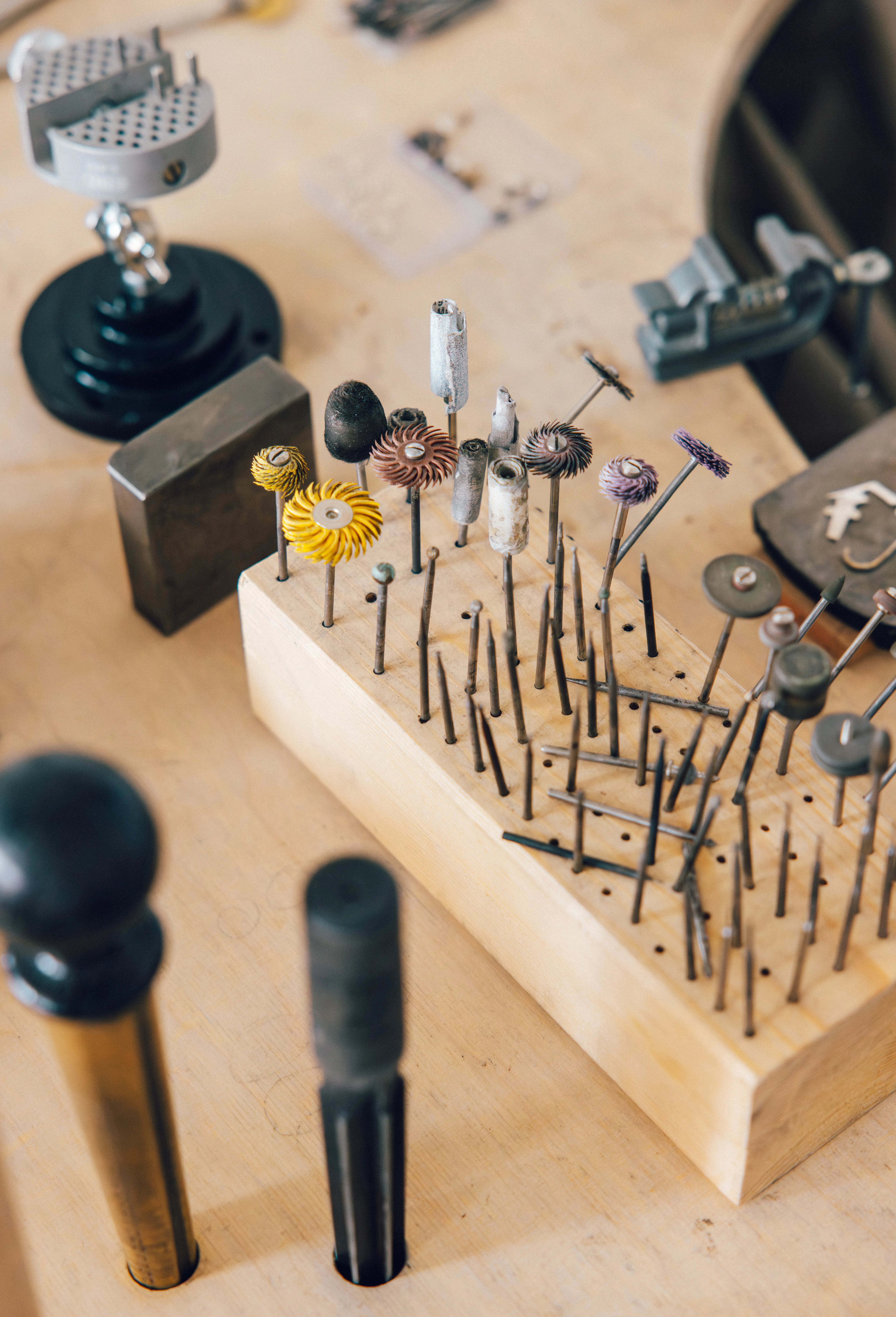 Arbeitsmaterialien zum Bearbeiten der Schmuckstücke