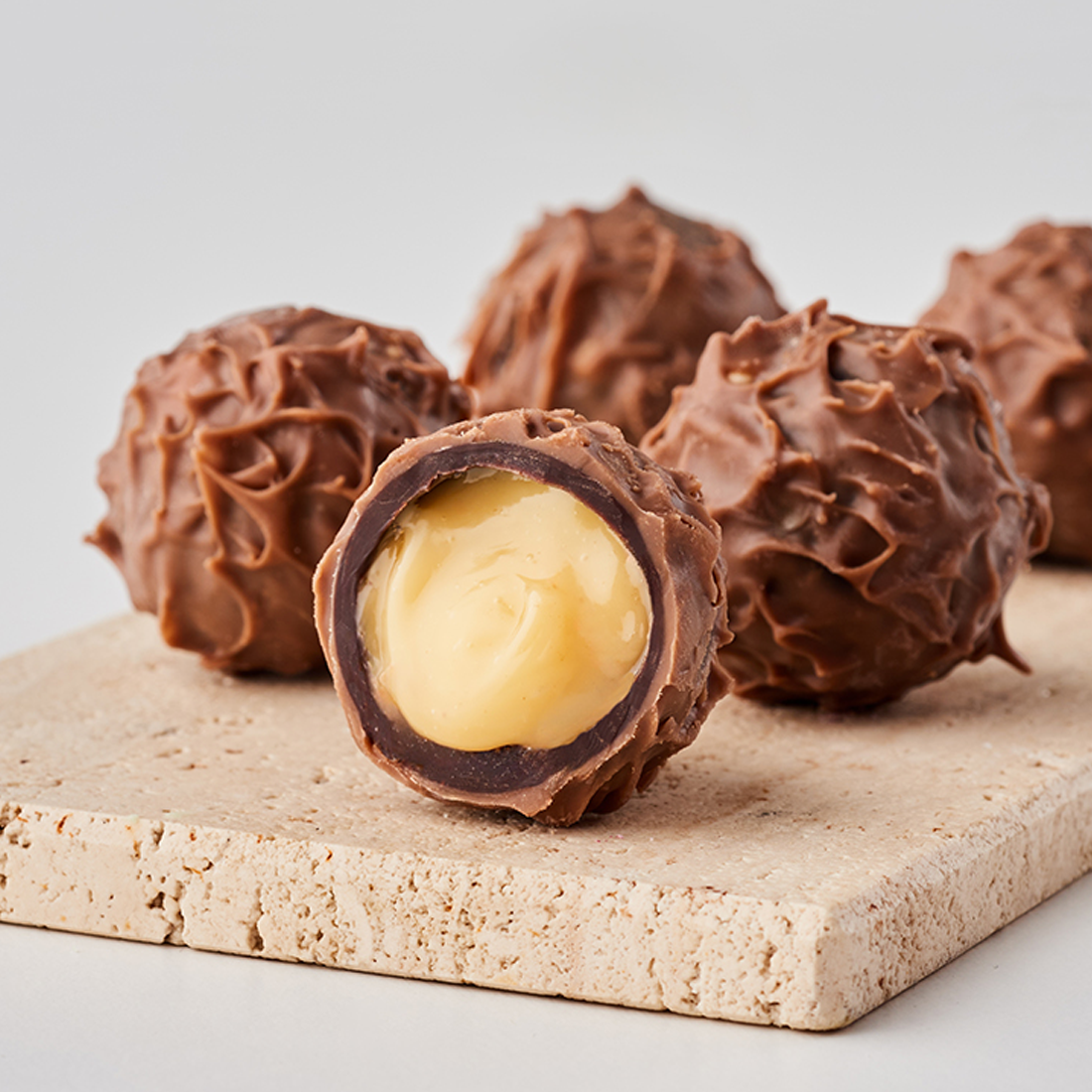 Produktbild: Eierlikör-Praline angeschnitten Produktbild: Eierlikör-Praline angeschnitten