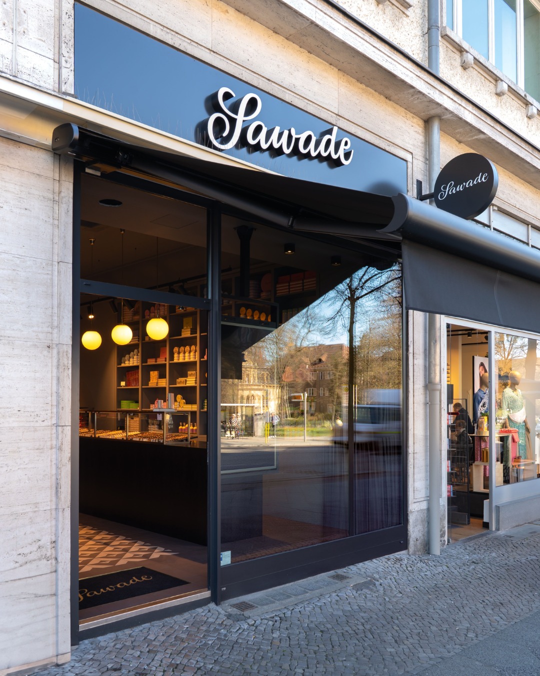 Last Minute Oster-Shopping? - We got you! 🩷

Für alle Berliner, die’s stilvoll und last minute mögen - in unseren 11 Sawade Filialen in Berlin findest du alles für die süße Suche zu Ostern. Von unseren Edelmarzipan Eiern, über unseren Dürerhasen bis hin zu liebevoll verpackten Geschenkideen. Und das Beste: Eine neue Filiale gibt’s jetzt auch in Zehlendorf am Teltower Damm!

Vorbeikommen, stöbern, schenken ✌🏼🎀

📸 @thedudeforfood 

#SawadeBerlin #Ostern #Geschenke #LastMinute #PralinenLiebe #BerlinTipp