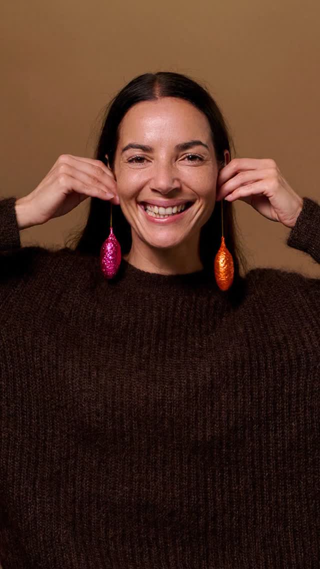 Einfach zum Anbeißen: Unsere Tannenzapfen sind Deko, Geschenk und Genuss in einem. Eingewickelt in buntes Stanniol, perfekt als Baumschmuck oder Geschenkanhänger – und innen? Dunkle Schokolade, gebrannte Mandel-Trüffelfüllung und knackiger Mandelkrokant. Looks festive. Tastes even better🎄✨

👉Jetzt mit 10% Rabatt bestellen!

#SawadeBerlin #Schokoliebe #Weihnachtszauber #Geschenke #Baumschmuck