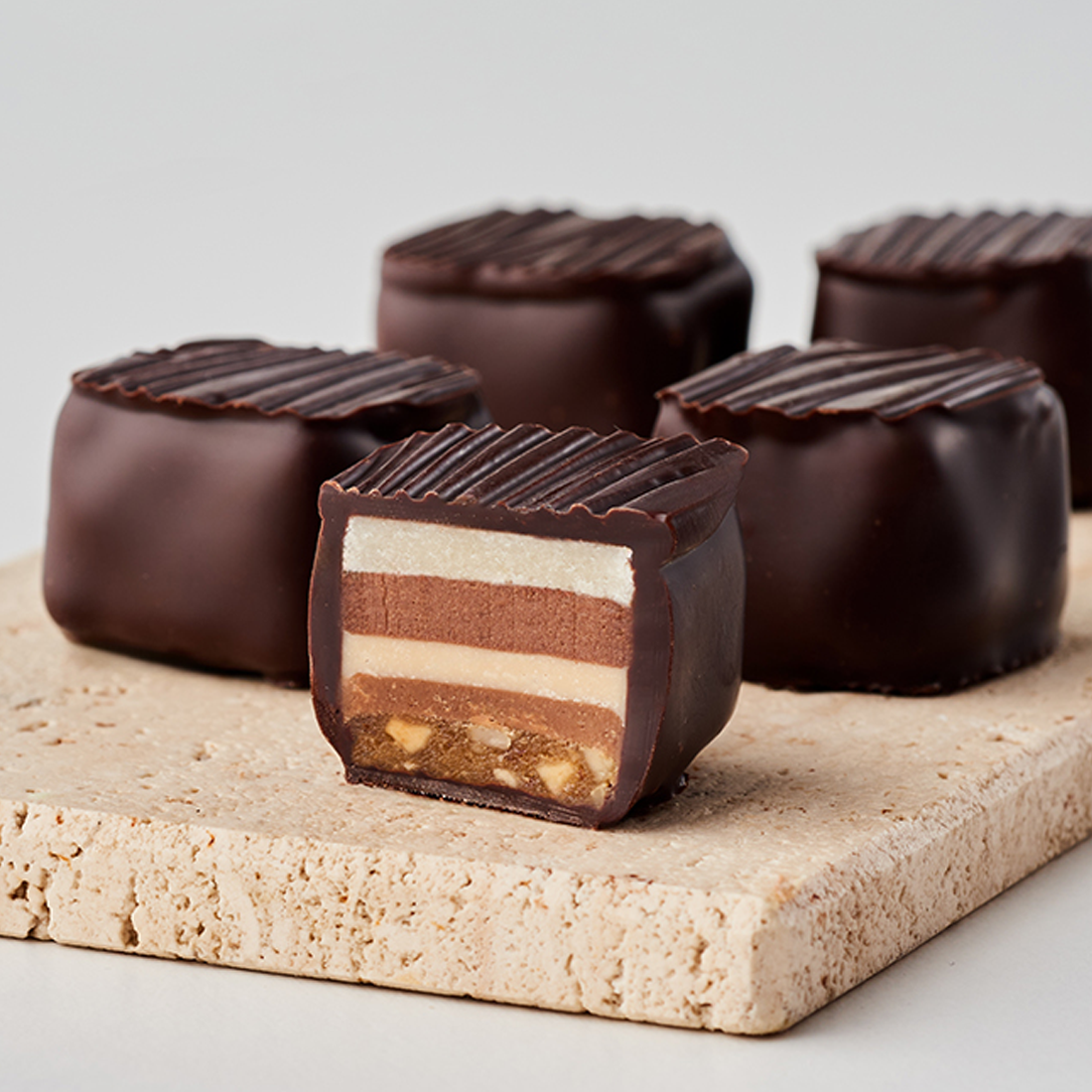 Produktbild: Königin Luise Praline angeschnitten Produktbild: Königin Luise Praline angeschnitten