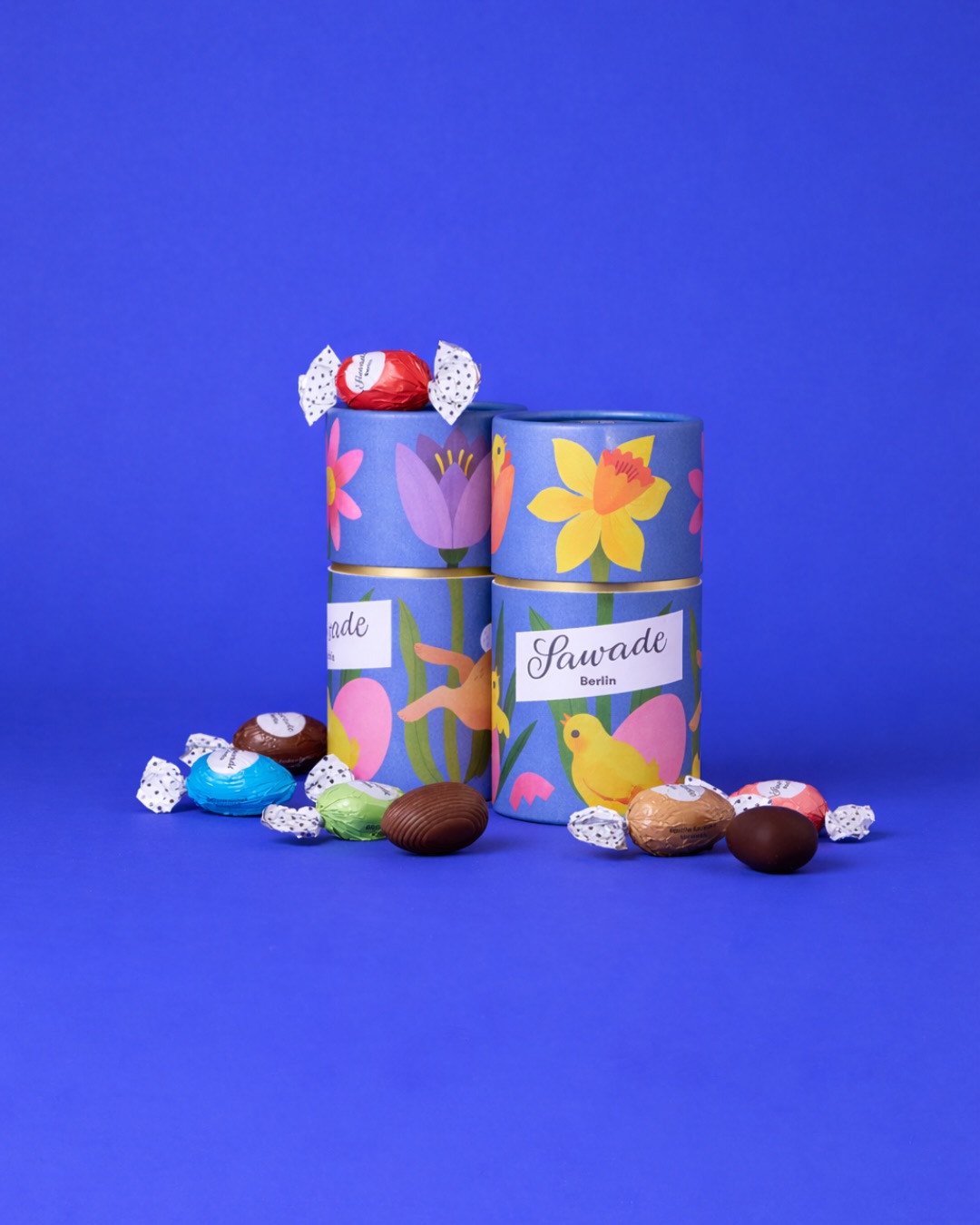 Easter Treats, the Sawade way. 🥚🌷

Die Geschenkdose »Osterwiese« ist gefüllt mit unseren beliebtesten alkoholfreien Ostereiern, verpackt im wohl schönsten Frühlingsstatement von @clareowenillustration.

Einfach hinreißend - in jeder Hinsicht! 💛