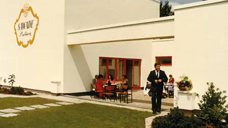 Veranstaltung auf der Terrasse der Manufaktur um 1970