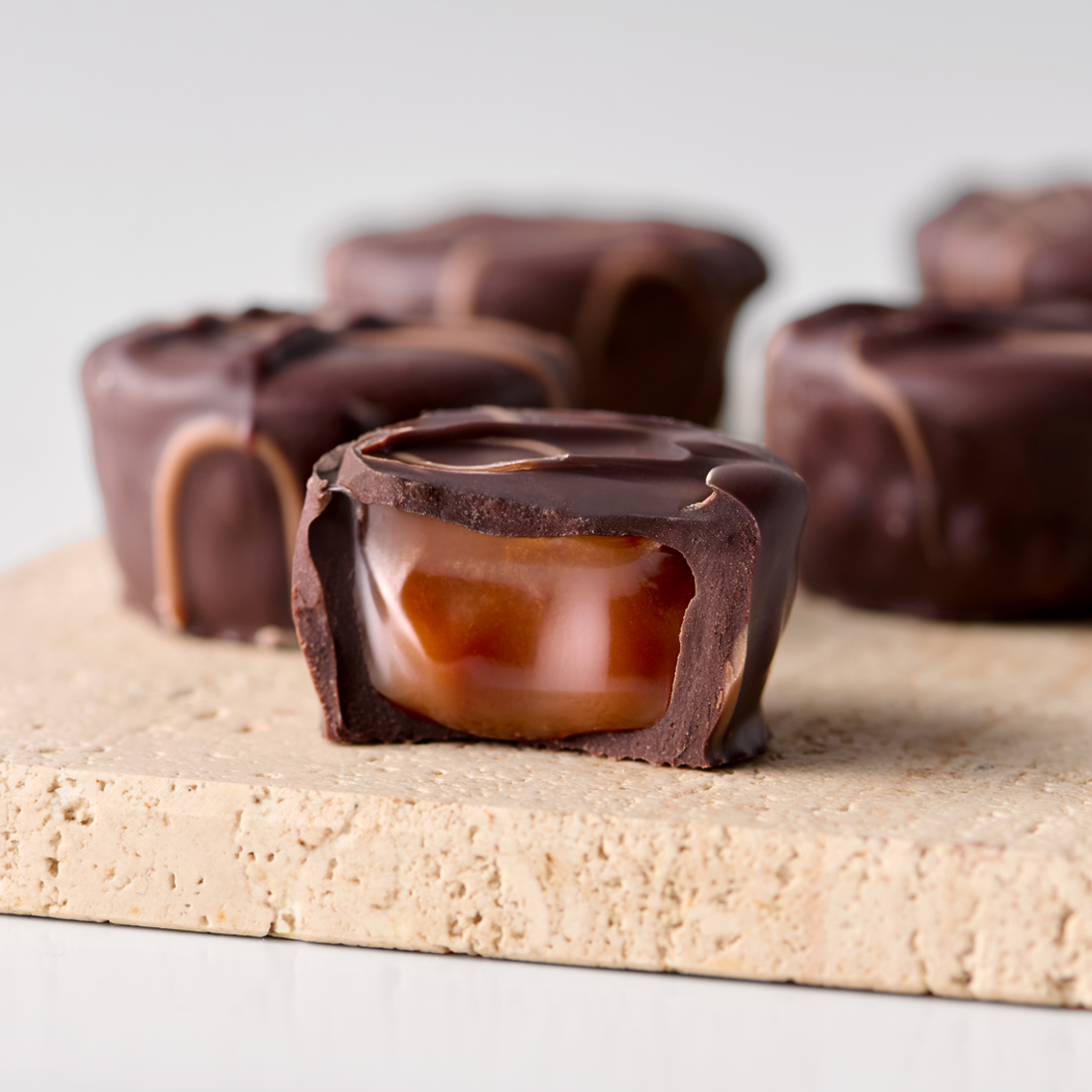 Produktbild: Salz-Karamell Praline aufgeschnitten