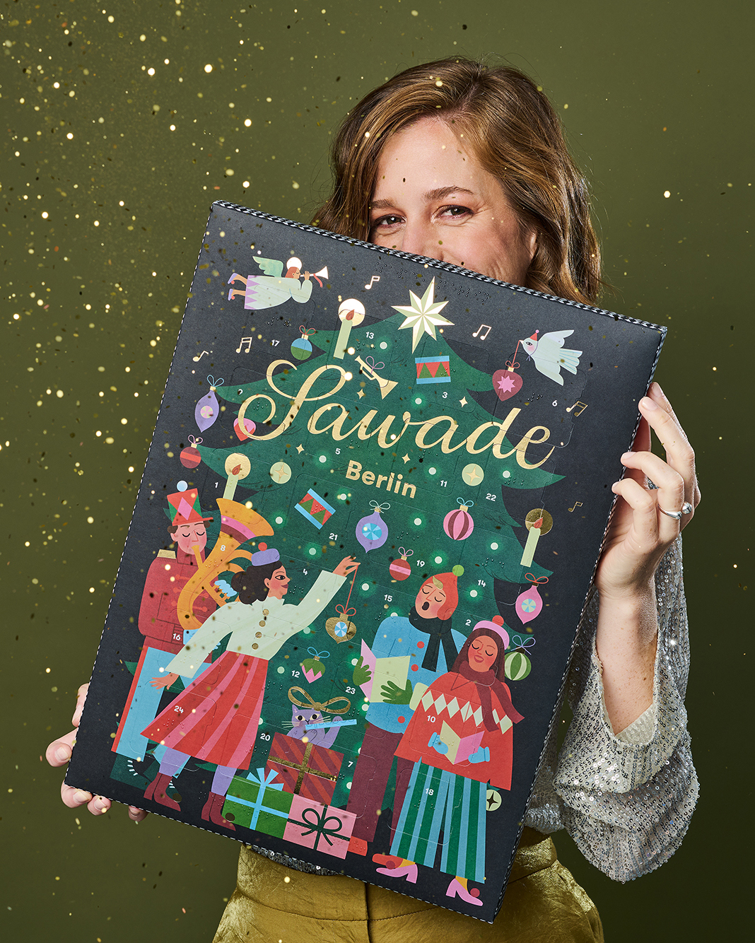 Junge Frau mit Adventskalender Tannenbaum