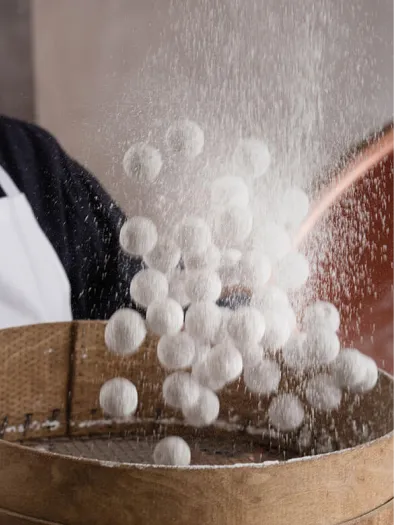 Marc de Champagne Trüffel werden mit Staubzucker bestäubt