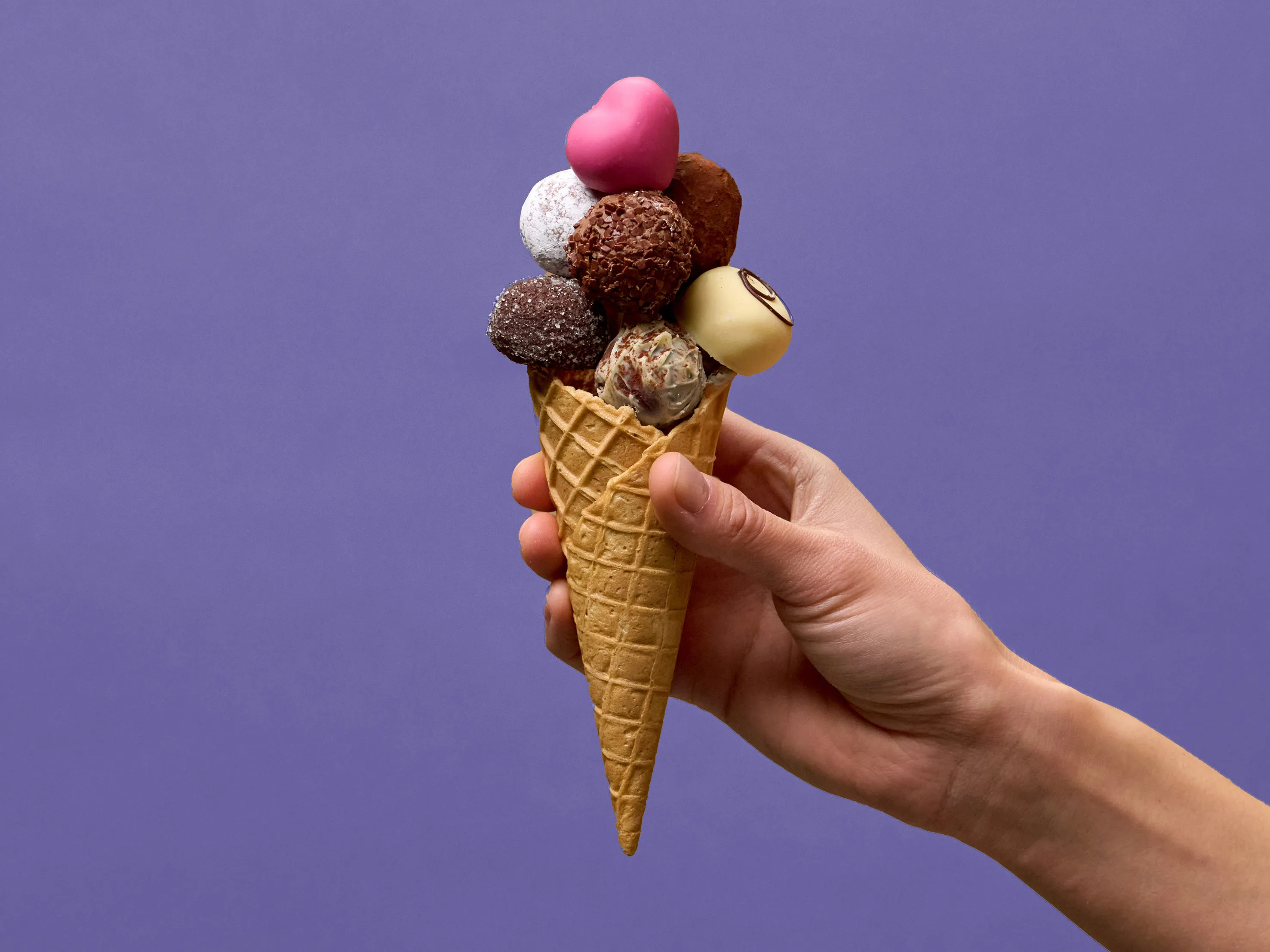 Stimmungsbild: Eistüte gefüllt mit Pralinen