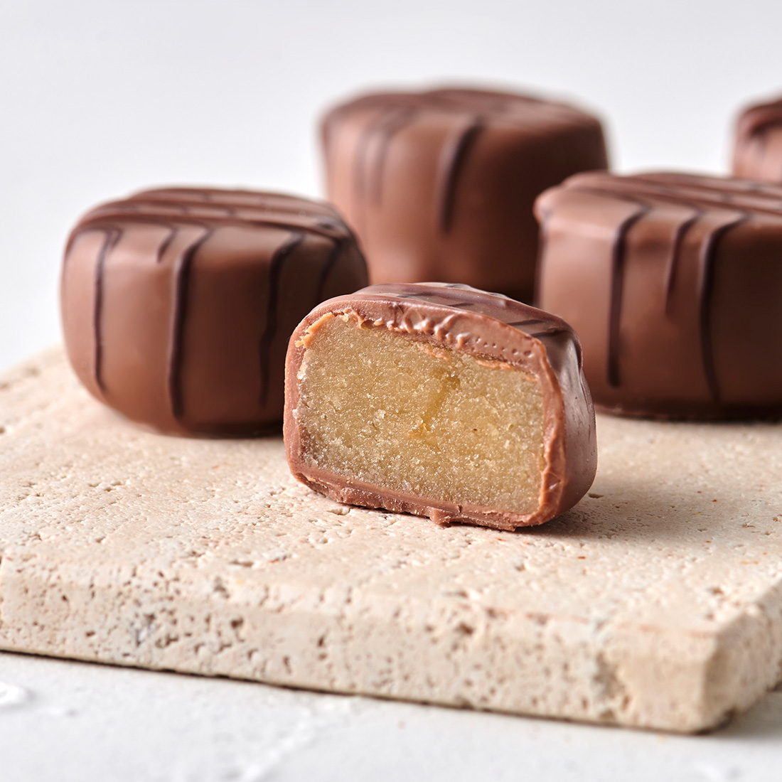 Stimmungsbild: Marzipan Rumtraube dekorativ angeschnitten  Stimmungsbild: Marzipan Rumtraube dekorativ angeschnitten