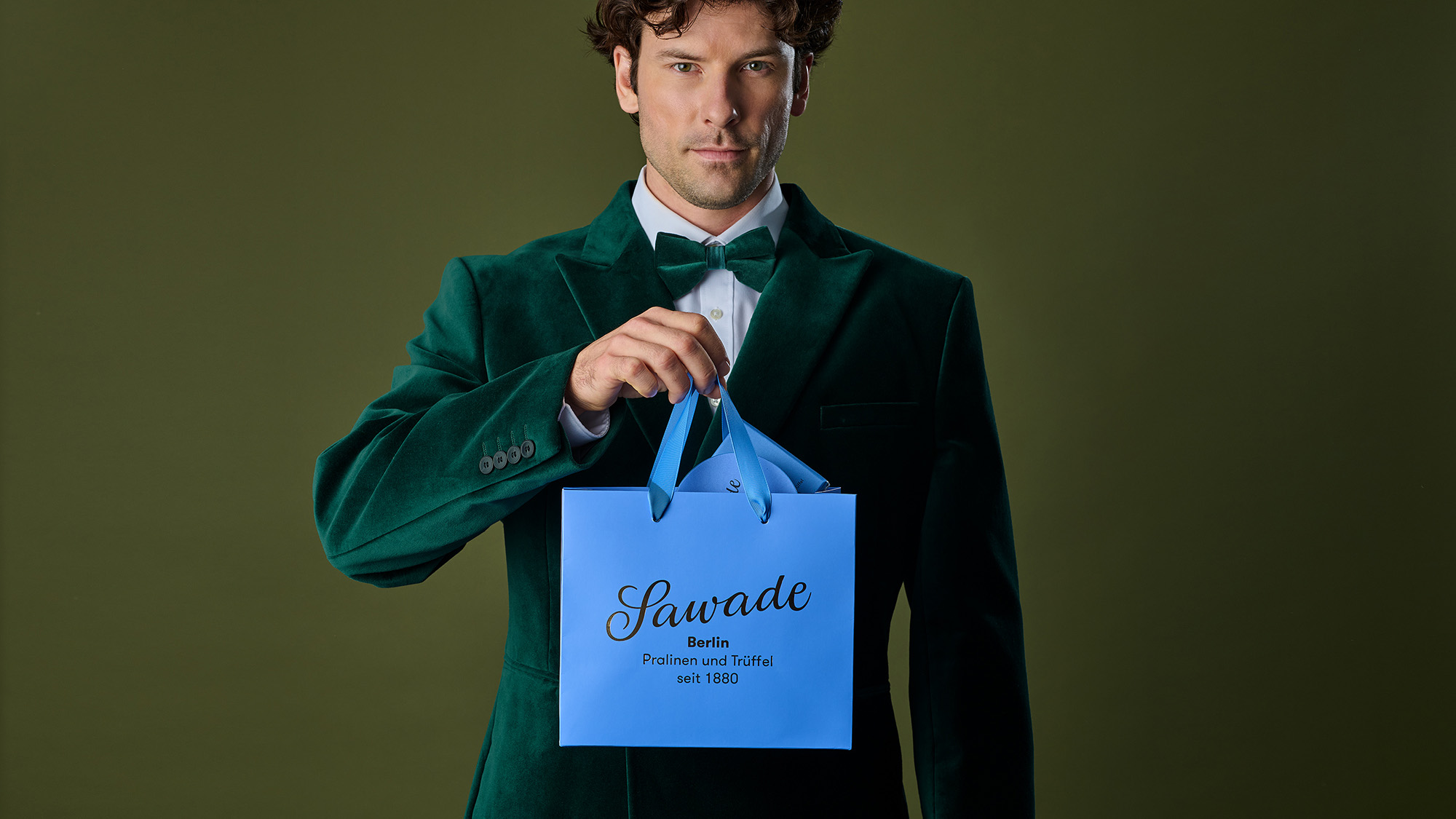 Junger Mann mit blauer Sawade Tragetasche