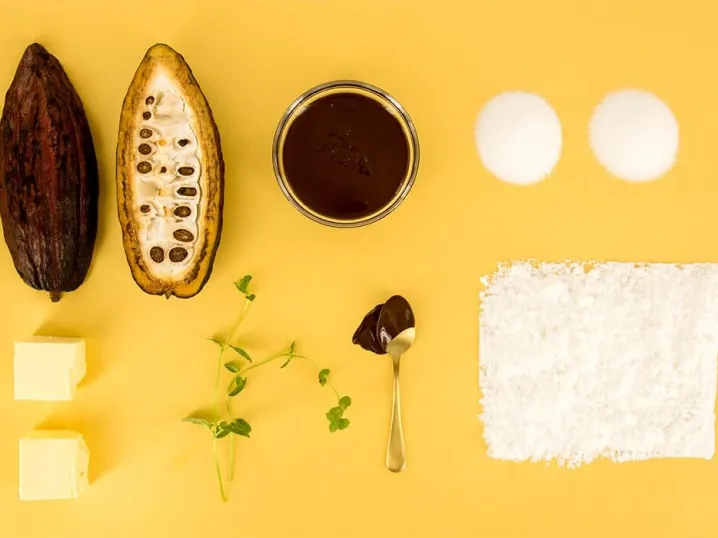 Stimmungsbild: Zutaten wie Kakaofrucht, süßer Schnee, Butter und dunkle Schokolade