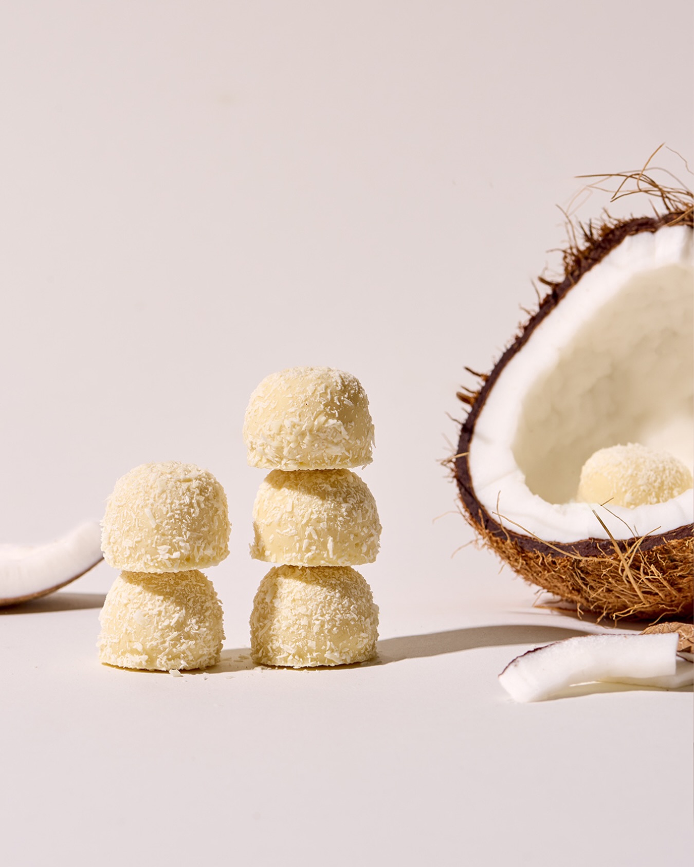 Unsere Favoriten für den Sommer? Pralinen mit weißer Schokolade. Von klassischer Vanille über Kokos bis hin zu fruchtiger Maracuja, unser Sortiment an weißen Pralinen ist abwechslungsreich und genau das Richtige für die helle Jahreszeit. ☀️