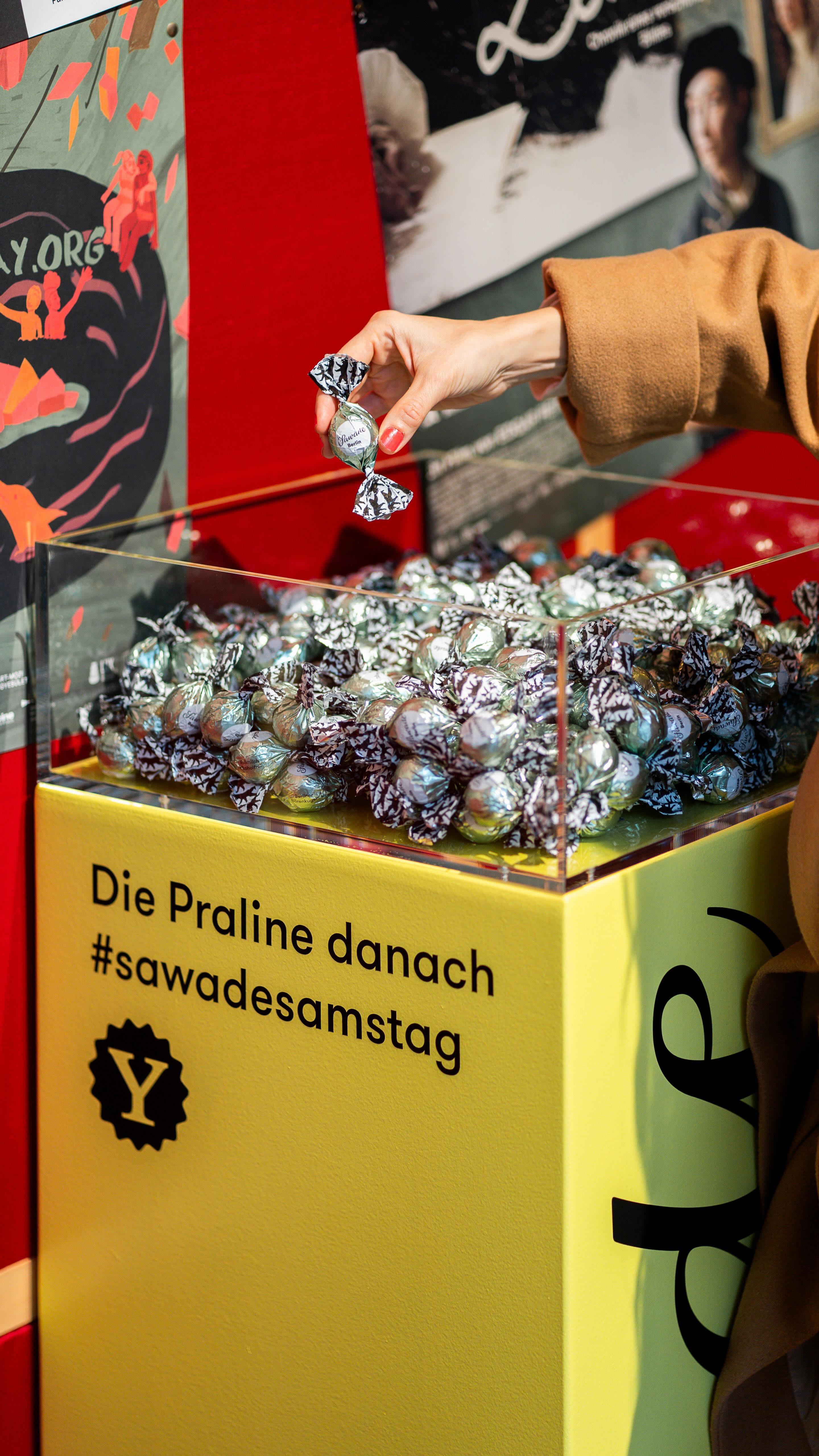 Sawade Samstag im Delphi Lux! 🍫✨🎬

Nach dem Film ist vor dem Genuss: Am Samstag gibt’s nach jeder Vorstellung eine gratis Sawade Praline für dich – exklusiv im @delphilux und nur solange der Vorrat reicht.
‌
📍 Delphi LUX
Yva-Bogen, Kantstraße 10, 10623 Berlin
Kleiner Genuss, große Freude. Die Praline danach, perfekt für deinen Kinomoment. 🤎✨

#SawadeBerlin #DelphiLux #Bärenkugel #KinoLiebe #Pralinenmoment