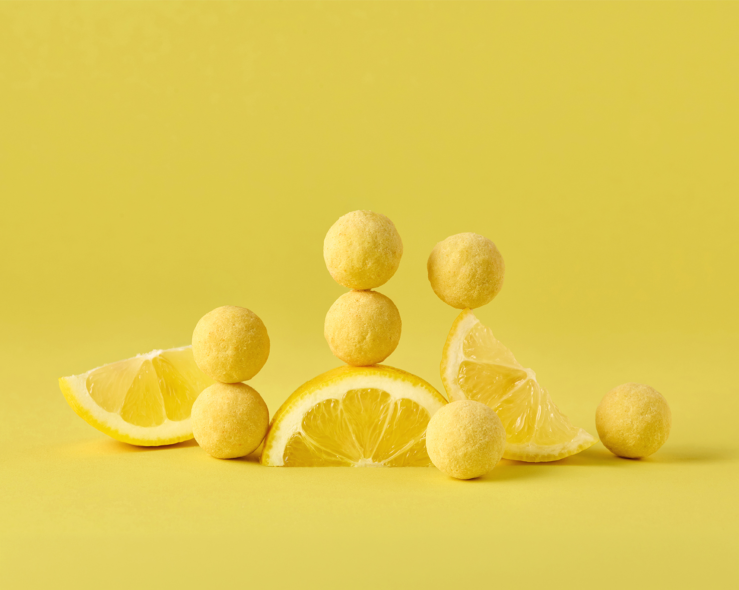 Stimmungsbild: Zitronen-Brause-Trüffel mit Zitronenscheiben Stimmungsbild: Zitronen-Brause-Trüffel mit Zitronenscheiben